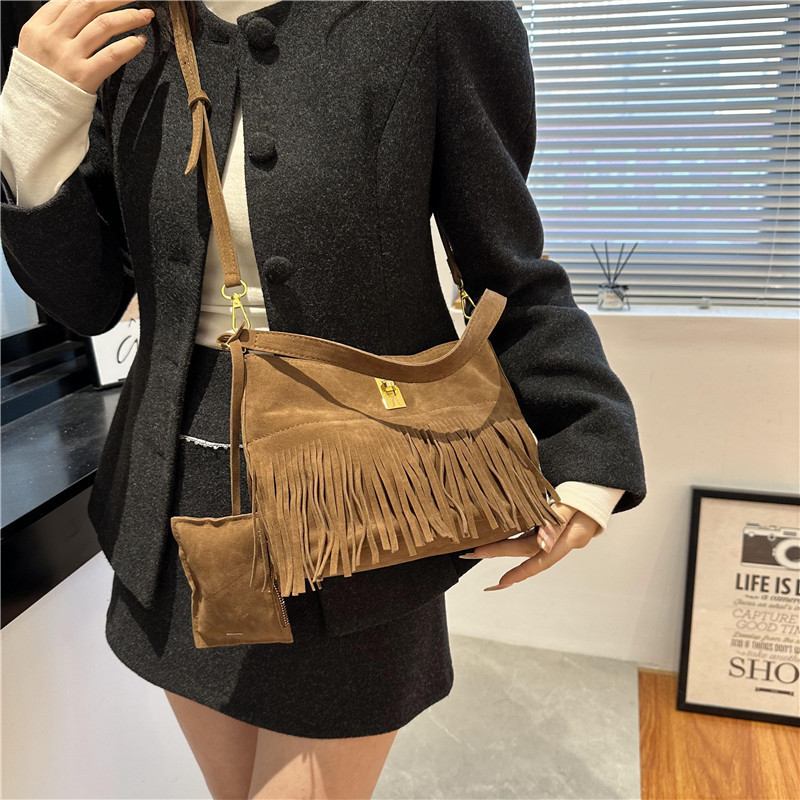 Versatile Frosted Bucket Bag For Women In 2023, Niche Design Tassel Bag, Casual High-capacity Portable Crossbody Bag_senzul.com