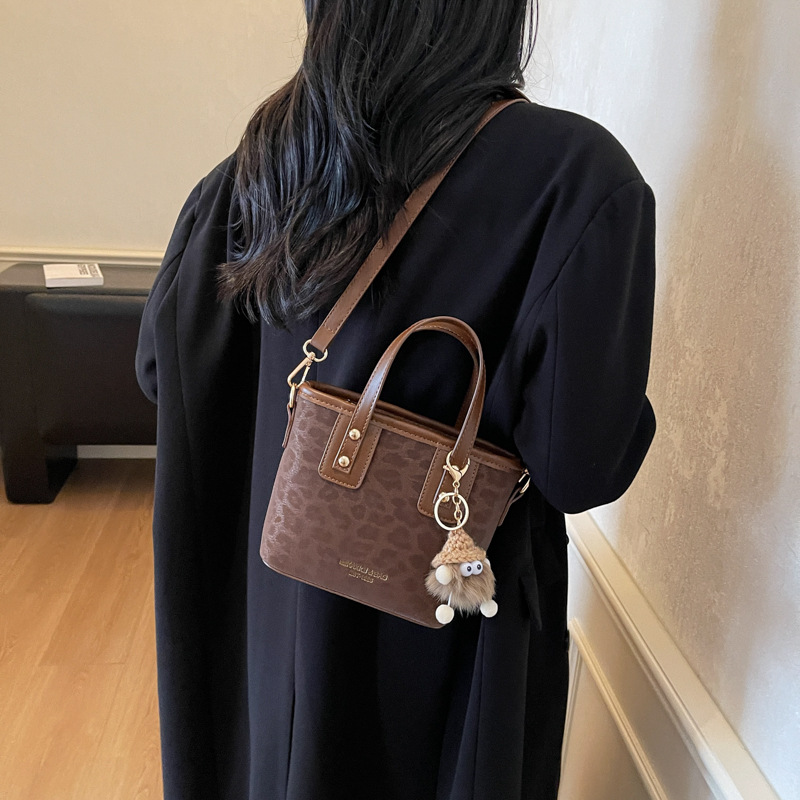 Bolso de mano transfronterizo de alta calidad, bolso de balde de moda para mujeres, otoño y invierno 2025, nuevo tipo de bolso de moda, bolso de hombro de aire extranjero