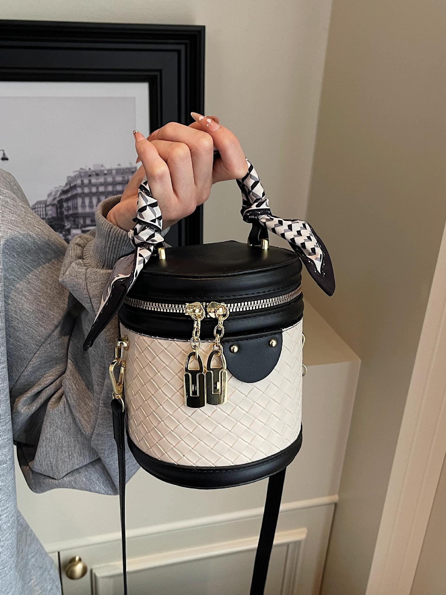 Bolso de cubo de mano para mujer 2025 nuevo bolso de hombro de todo fósforo de nicho tejido popular transfronterizo bolso de mensajero simple de moda