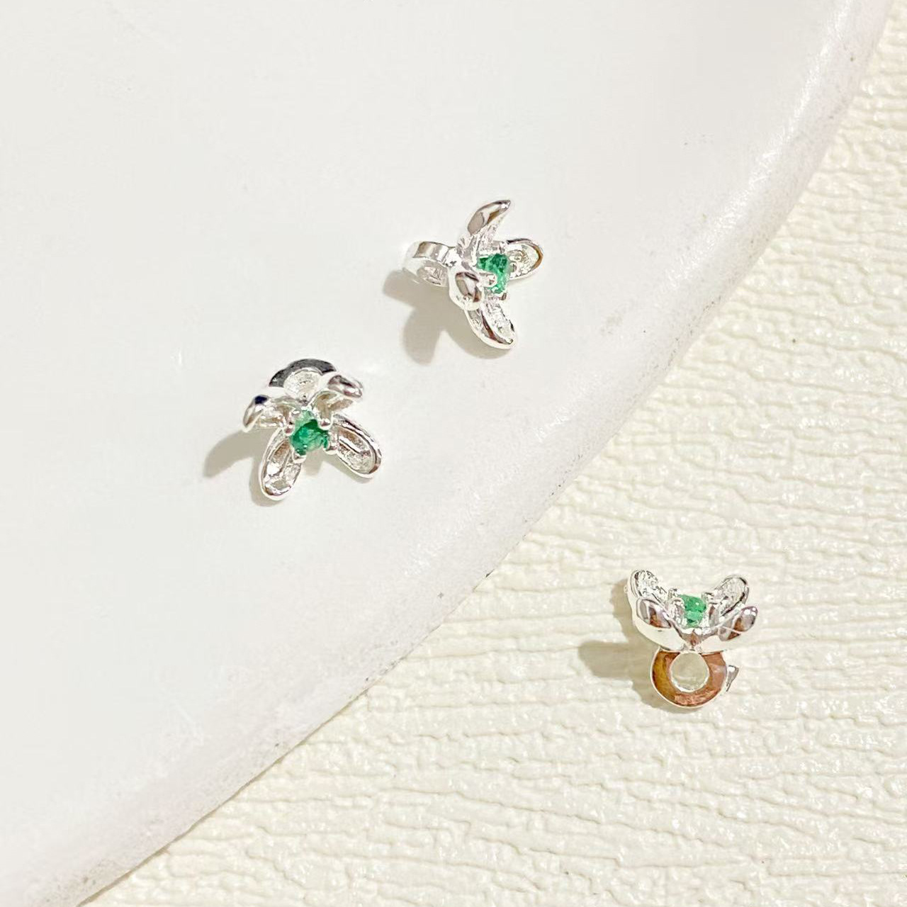 高保色diy部品に桂花のボタンを入れて、ビーズの小さいボタンの部品のビーズの散珠の手作りの材料を飾ります。