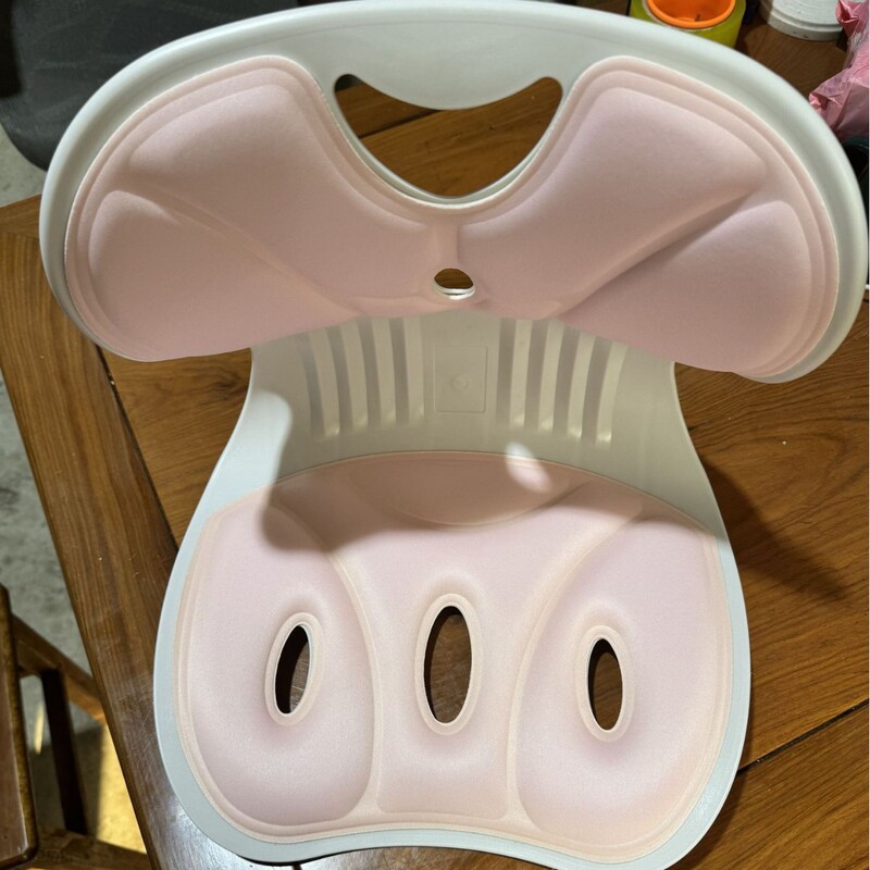 腰をかばって座る姿勢矯正器猫背を予防する事務室は長く座っても疲れません。|undefined