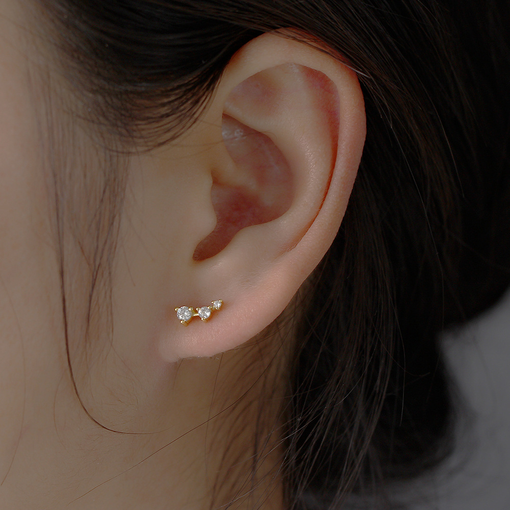 2g Weight 0.03µm Gold Plating Thickness Electroplating Gold Plating Process 1 Pair Silver Rhinestones Geometric Ear Studs