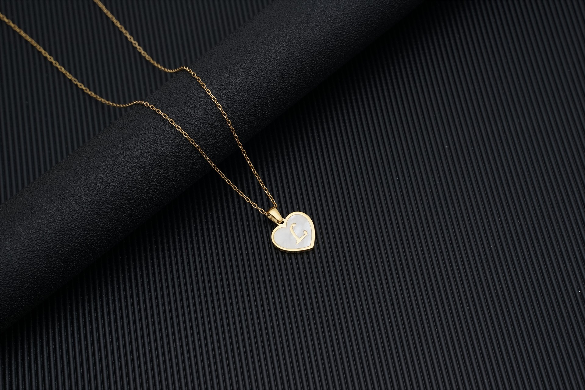 Europa y América 18K oro amor clavícula cadena de las mujeres de acero inoxidable corazón blanco madre colgante 26 letras titanio acero collar