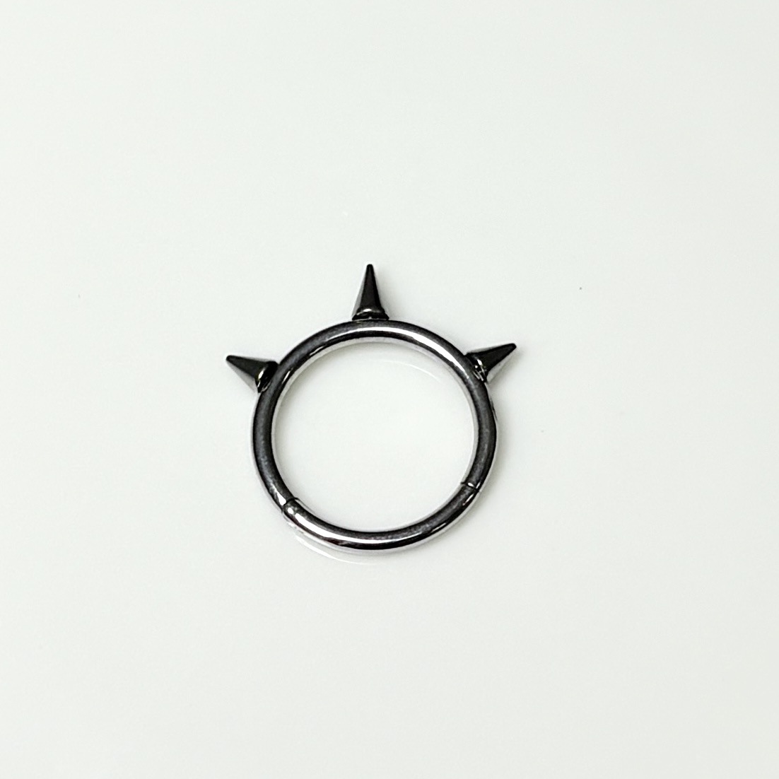 16G labret stud size and finish detail