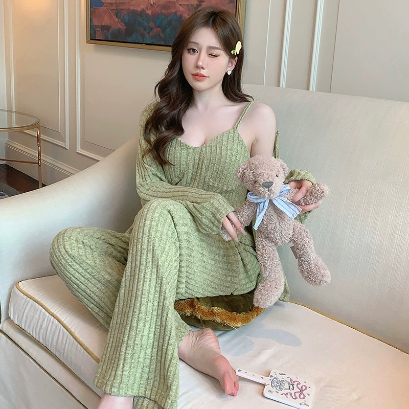 Женский комплект пижамы-камизол для весны, осени и зимы 2025 года, новый стиль с подкладками для груди, домашняя одежда с длинными рукавами, можно носить на выход, комплект из трех предметов.