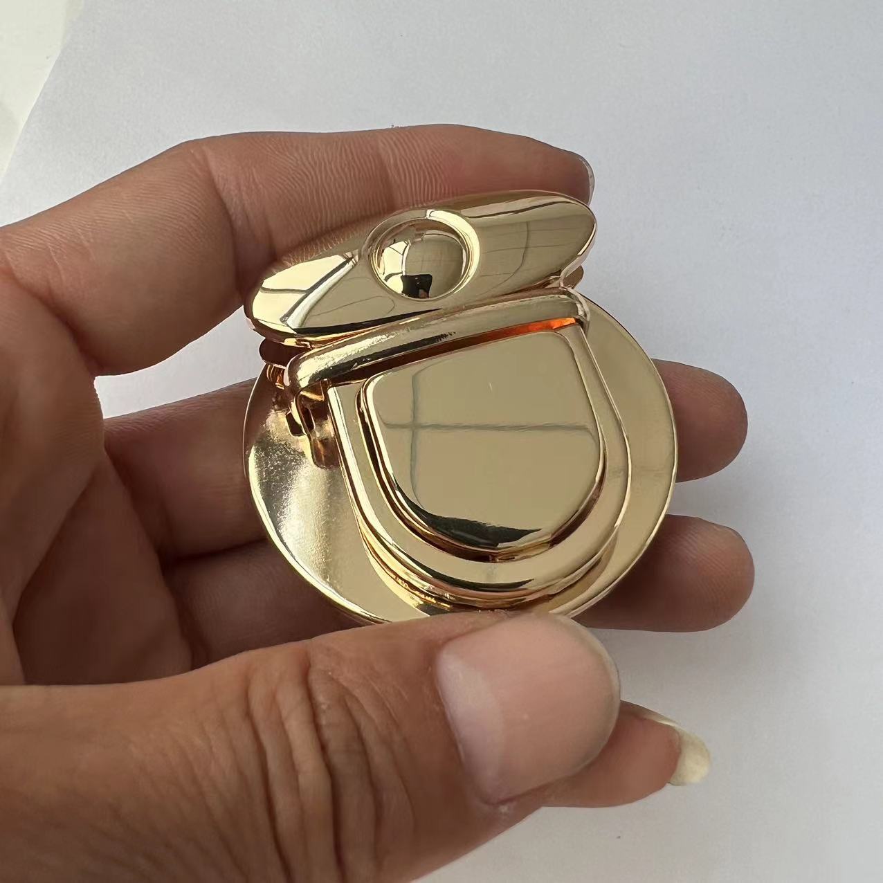 Equipaje de hardware de la hebilla de hierro cerradura de bricolaje tejido a mano bolsa de hardware grande cerradura redonda grande pico de pato enchufe de bloqueo