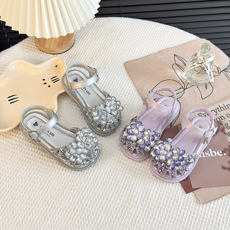 Zapatos casuales de moda para niñas versátiles 2026 verano nuevos niños agujeros sandalias de cabeza de diamante flores zapatos de moda image 5