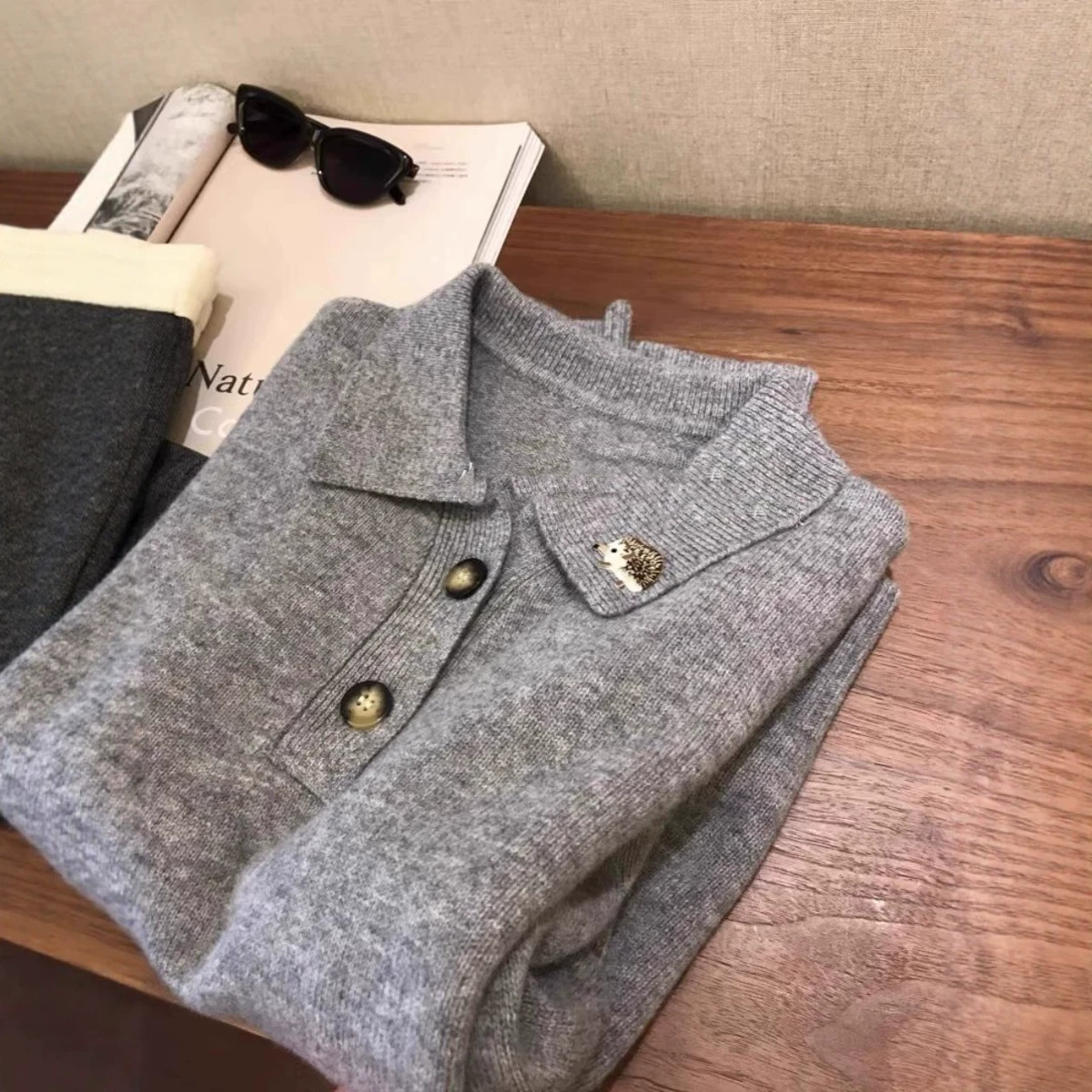 秋款小刺猬刺绣polo领灰色针织衫女气质减龄休闲百搭宽松翻领毛衣