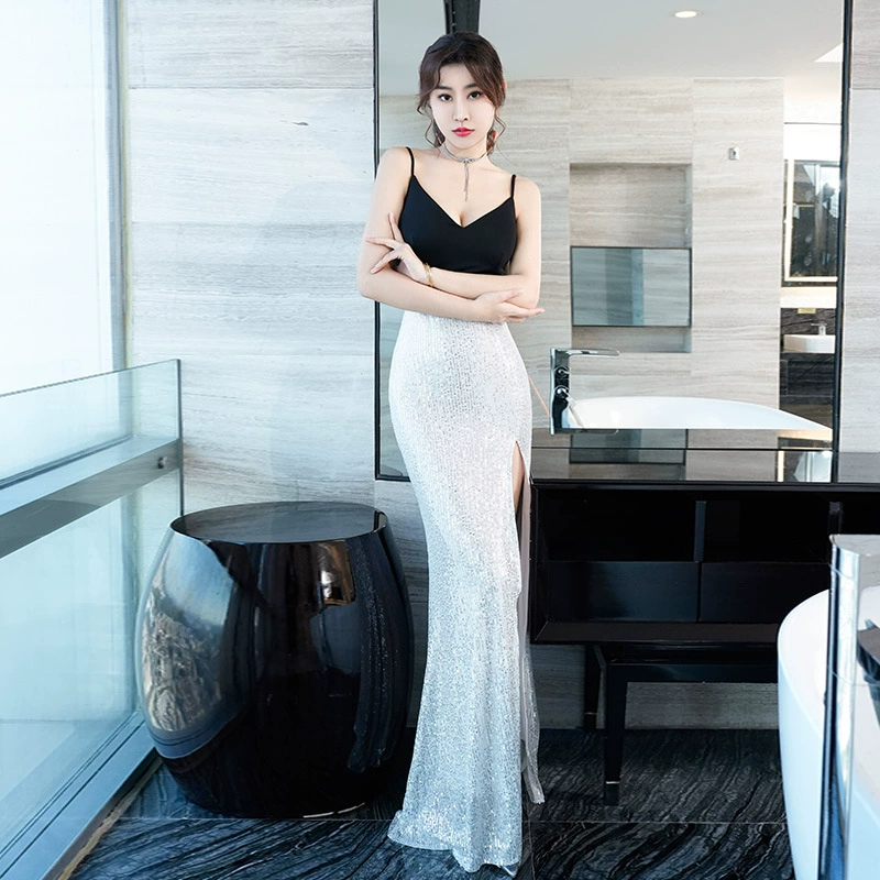 Сексуальное длинное платье для ночного клуба 2025 года с тонкими бретельками, облегающим дизайном и лоскутной отделкой для вечернего образа модели на подиуме.