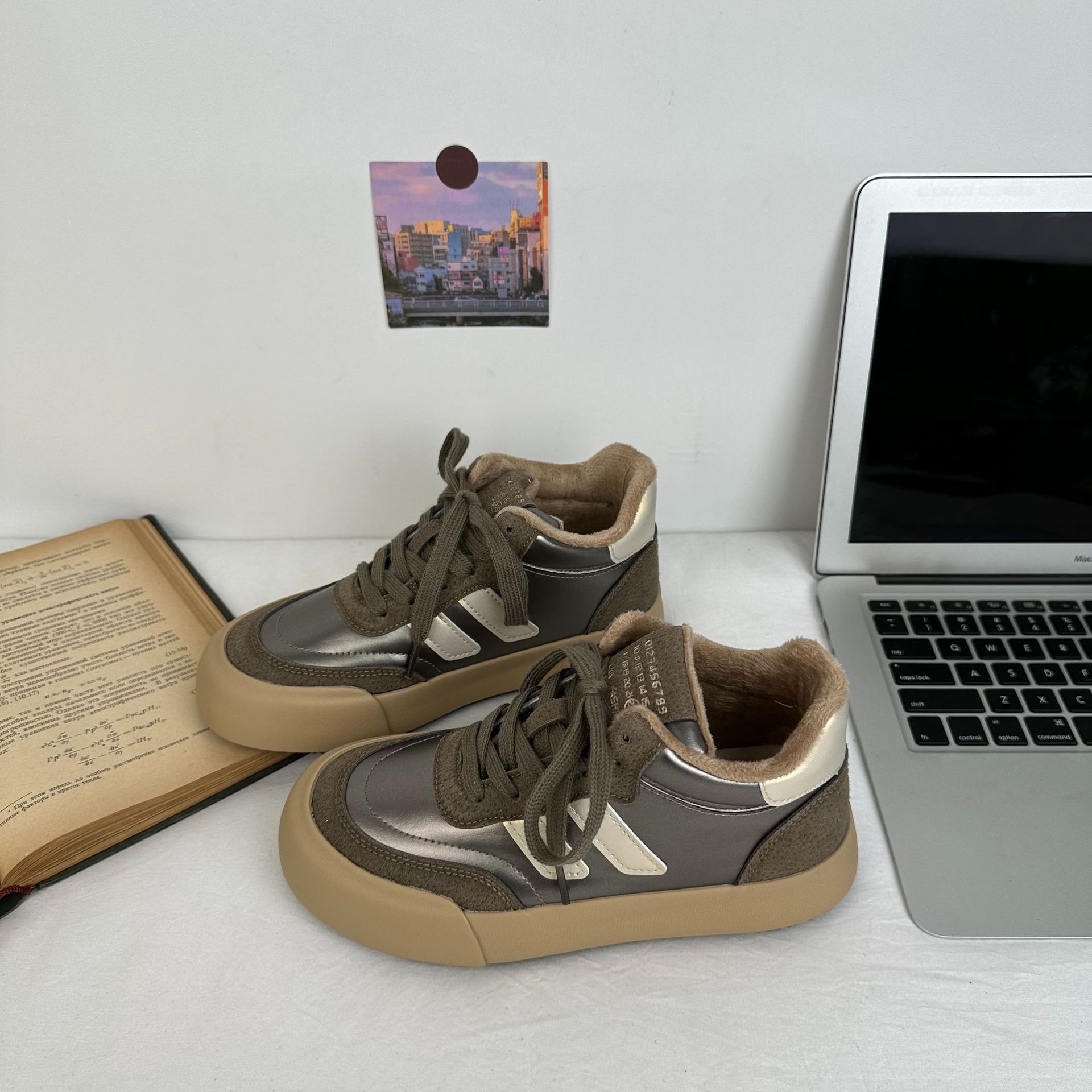 Versión europea de las zapatillas de deporte altas para mujer 2024 otoño e invierno nuevos zapatos casuales de todo fósforo botas de nieve a juego de color de cabeza grande algodón 6587