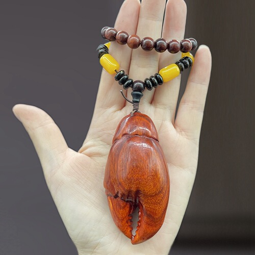 Rosewood has money in hand, ebony carved crab tongs, handle pieces, handicrafts, literary toys, toy pieces