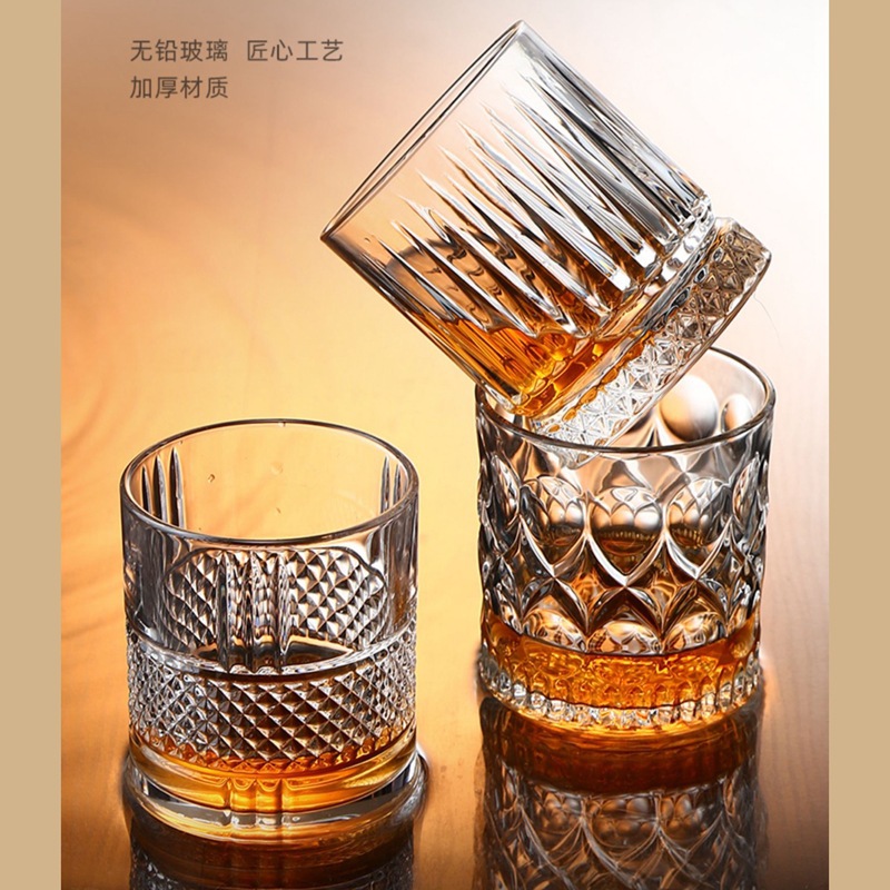 Fabricante directo de tazas de vino creativas europeas bar KTV tazas de whisky de alto valor ligero tazas de agua de vidrio de talla de lujo