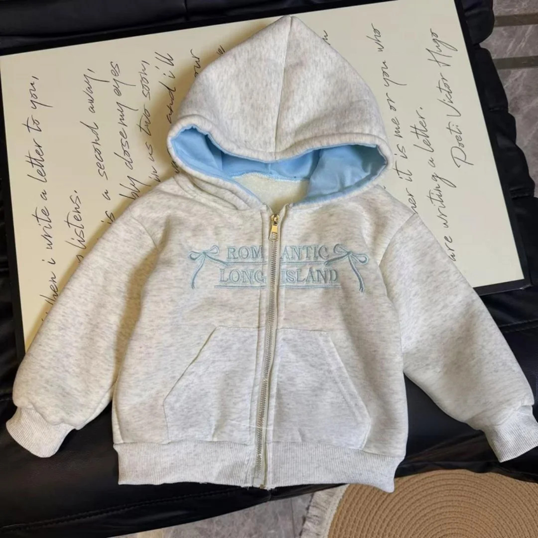 Niños con chaqueta de terciopelo otoño-invierno 2025 nuevo estilo de aire extranjero con terciopelo grueso invierno para niños con sudaderas encapuchadas ropa infantil