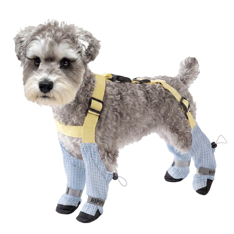 Primavera y verano, zapatos para perros de cuatro patas anti-sucio, cubierta de piernas alargadas, zapatos de cinturón de mascotas que zapatos de peluche de oso