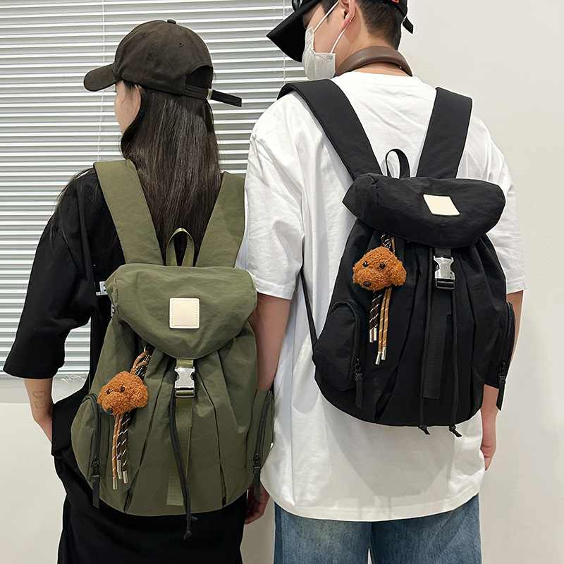 Mochila de nylon de color sólido coreano a prueba de agua de gran capacidad para parejas de viajes casuales ultraligero mochila de moda cool