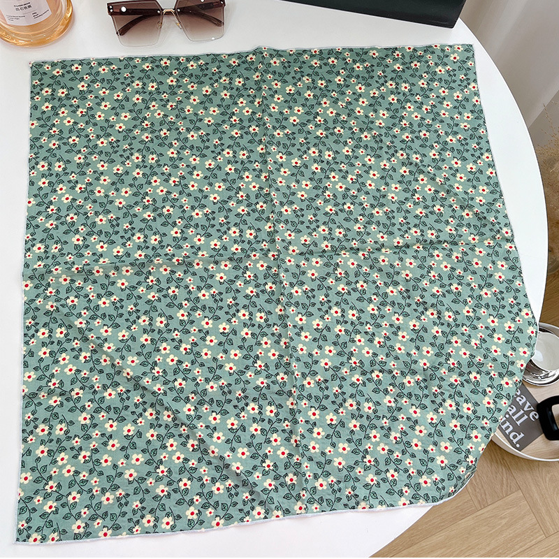 작은 홍화 라이트 그린 광장