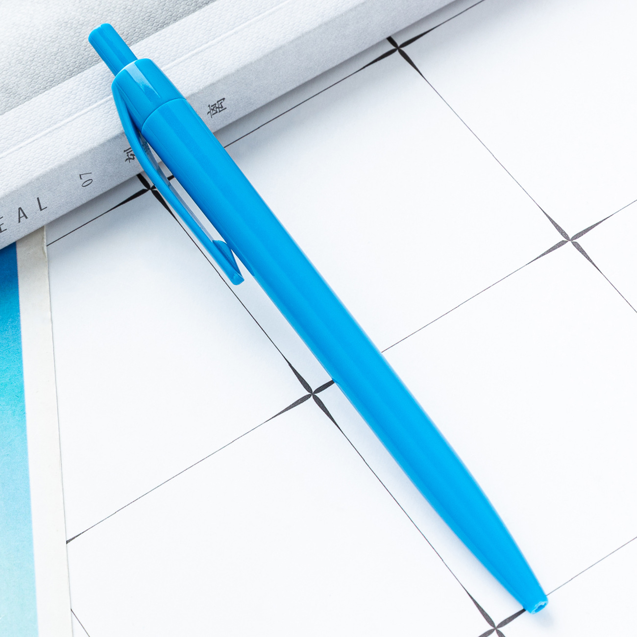 Bolígrafo de plástico de presión transfronteriza puede imprimir logotipo promocional publicidad bolígrafo de regalo simple bolígrafo multicolor al por mayor