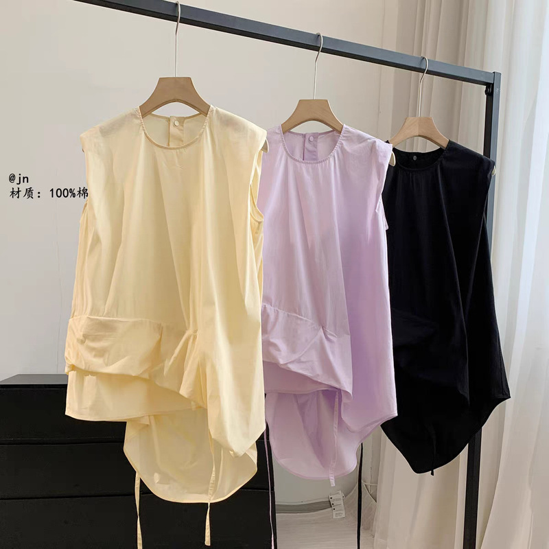 Style 795+! Matte cotton poplin sleeveless shirt with irregular waist and pleated design, women's top for summer 2026 Style 795+! Matte cotton poplin sleeveless shirt with irregular waist and pleated design, women's top for summer 2026