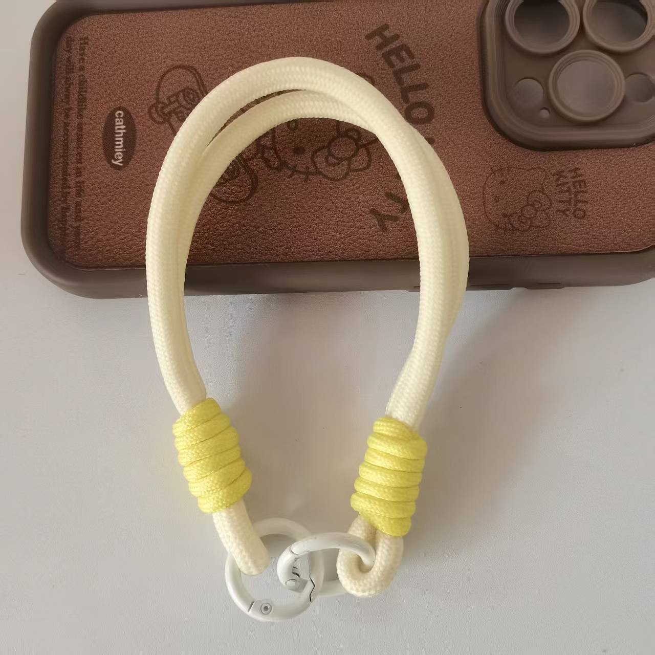 흰색과 노란색 팔찌