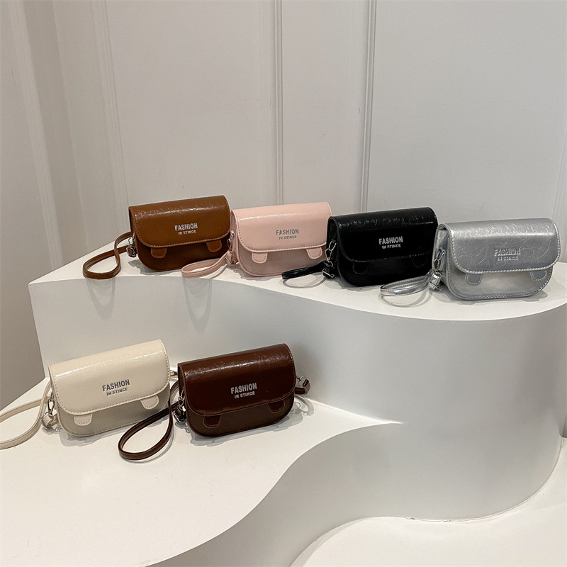 Bolsa de sillín versión coreana de la bolsa de cercanías portátil de diseño de nicho para mujer 2025 primavera nueva moda bolso de mensajero de un solo hombro