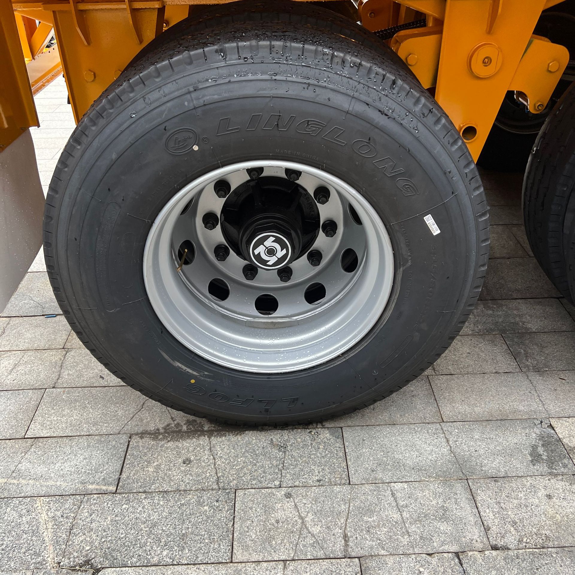 Manufacturers Produce and Produce Cross-Border Sales of Box-Type Heavy Bulk Cargo Transport Semi-Trailers and Trailers with Worry-Free and Guaranteed After-Sales Service