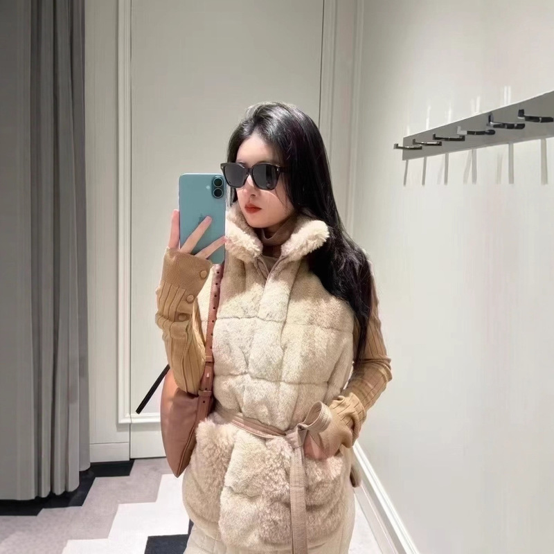 High-Quality m Brand New Women's Teddy Velvet down Vest Jacket Fashion Versatile in Stock