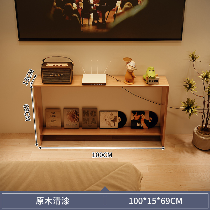 El estante de la pared del televisor está contra la pared, todo el gabinete estrecho de madera maciza, el proyector se coloca debajo del estante largo del decodificador del enrutador