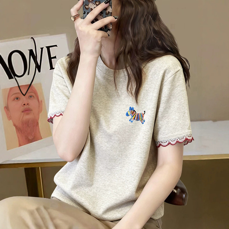 Unique round-neck short-sleeve T-shirt for women, new summer style, slimming design with lace trim on the cuffs, versatile and figure-flattering top