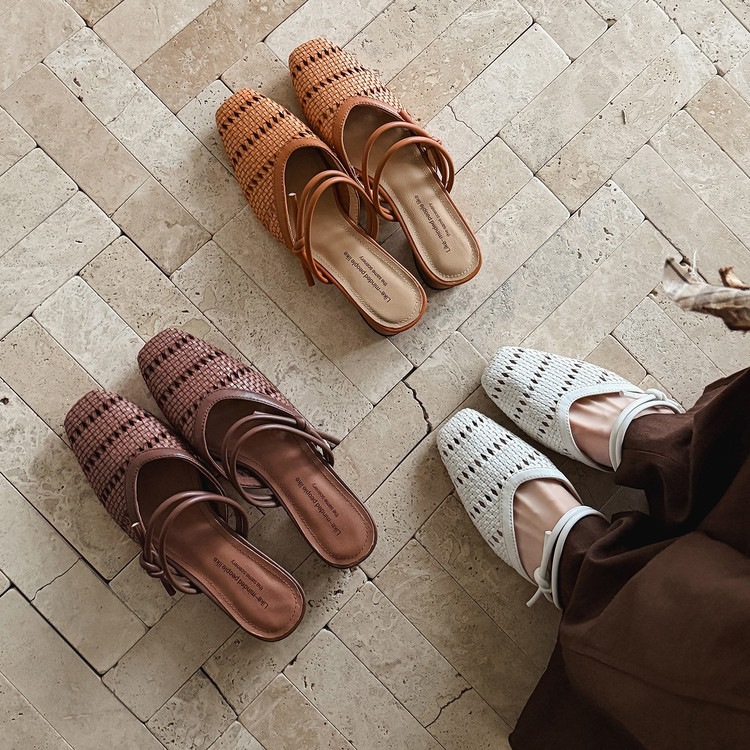 Dép sandal nữ da cừu mũi vuông gót thấp quai chữ V phối màu — màu nâu, Màu cà phê đậm, màu trắng ngà chi tiết 75