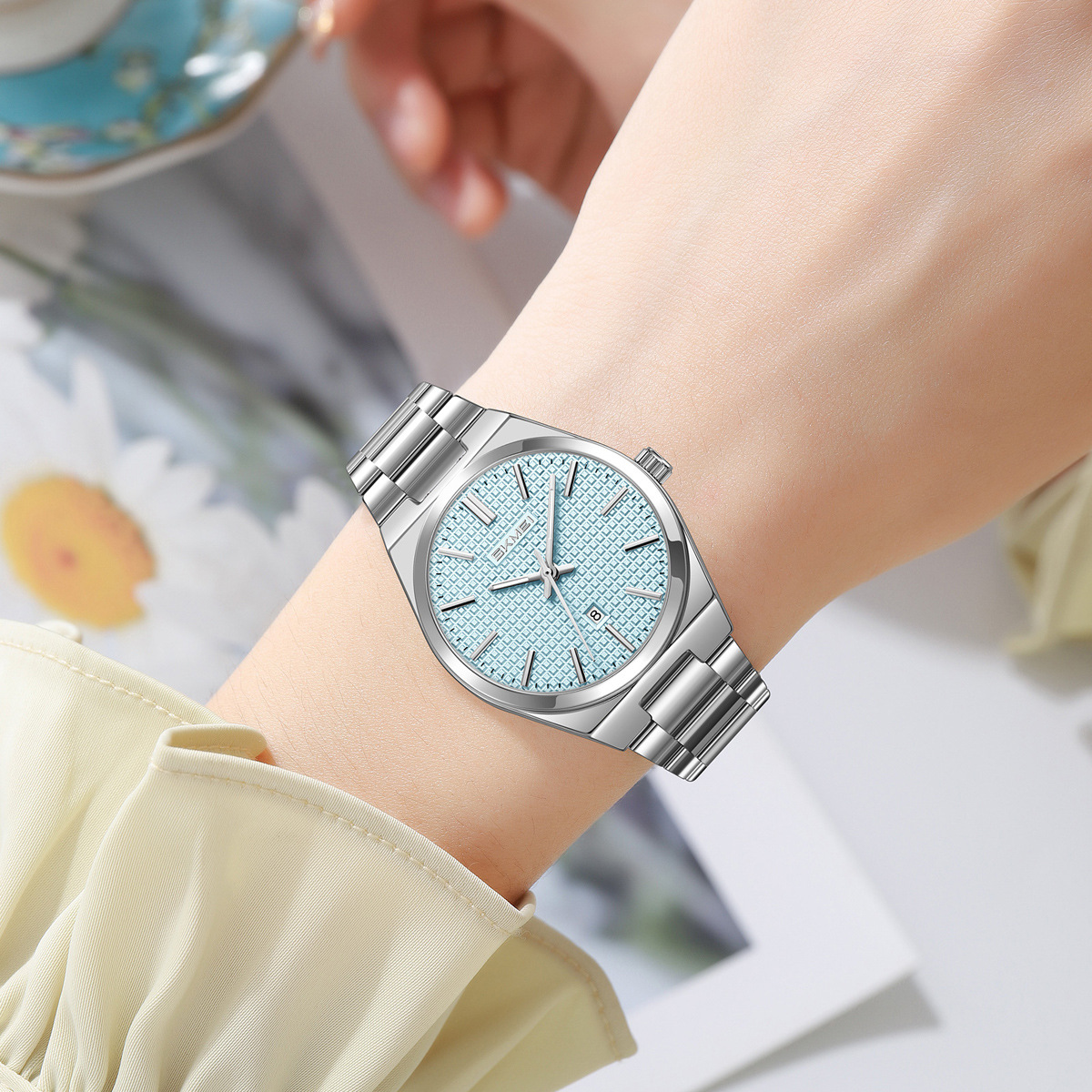 Momento de belleza de acero dorado reloj de cuarzo 30 metros calendario impermeable reloj de mujer clásico comercio exterior al por mayor spot transfronterizo