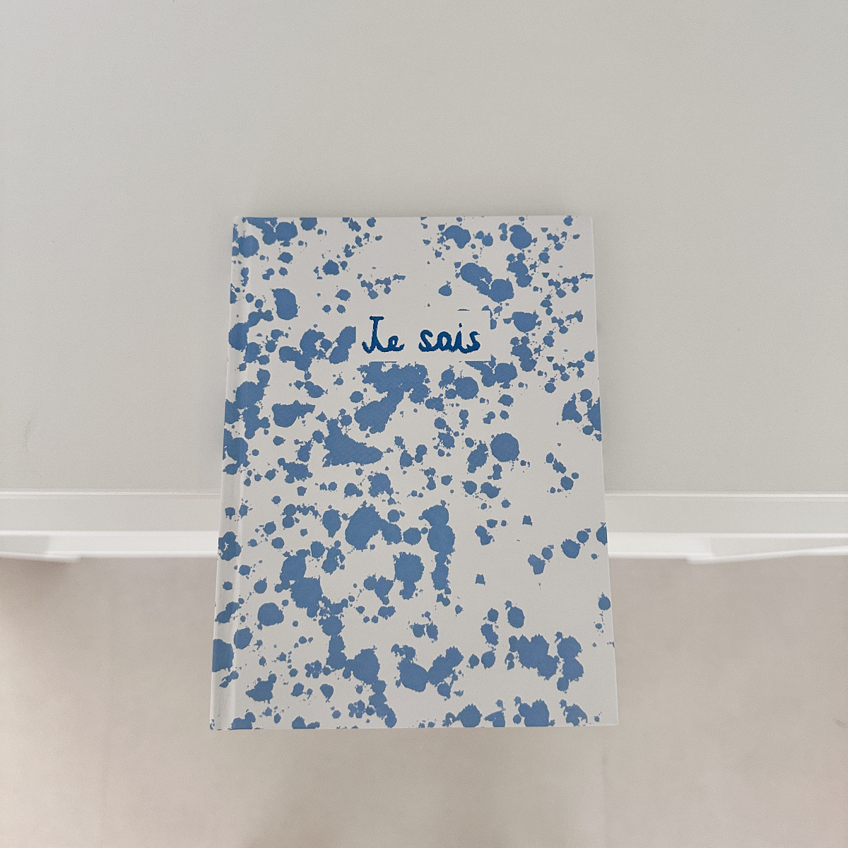 Ins風復古英語は古本の道具ノートを作って写真を撮ってノスタルジックな文芸の手帳のサンプル部屋を撮影します。