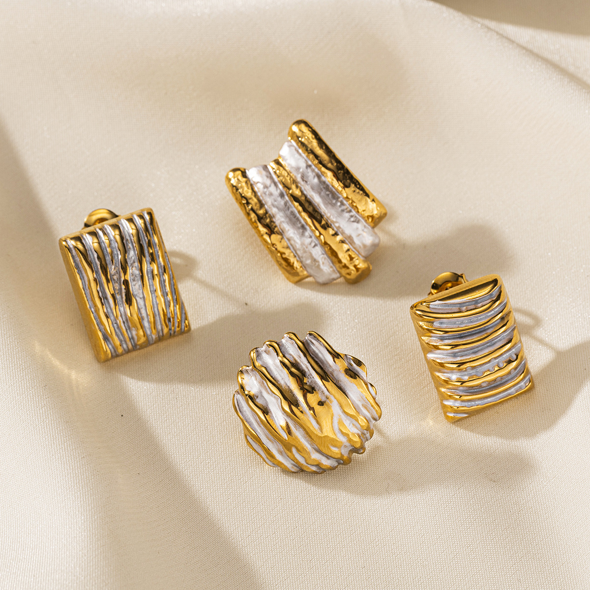 Taena Pendientes de acero inoxidable europeos y americanos, lujo ligero, alta calidad, línea de rayas de oro de 18k, pendientes irregulares, modelos calientes