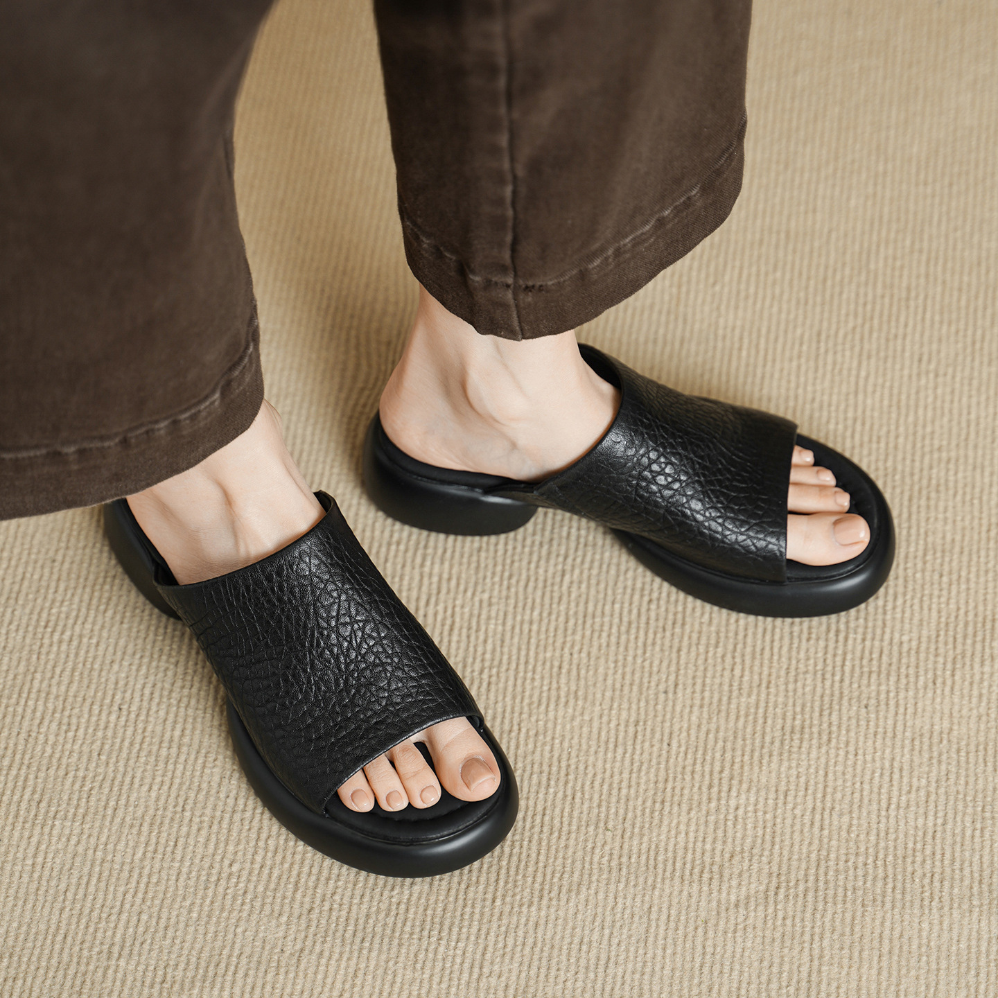 Dép sandal nữ quai chữ V đế dày da cừu khóa thắt lưng — đen