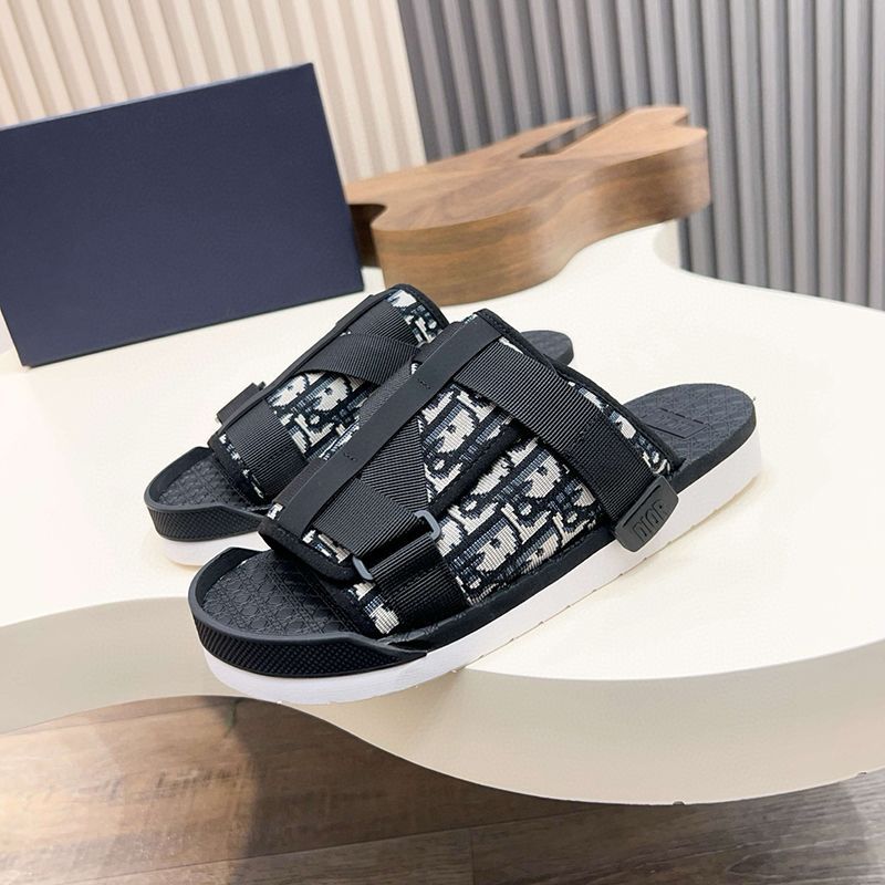 European Trendy Men's Slippers Summer New Fashion Trend Lightweight Non-Slip Slippers Outdoor Beach Sandals