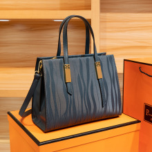轻奢高级感妈妈包包2023新款大气中年女士手提包大容量单肩斜挎包