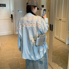 韓国系のゆったりとしたカジュアルなシャツの後ろの透かし彫りのレースのつなぎ合わせのデザイン感の透かし彫りの長袖のシャツの女性の上着のコート