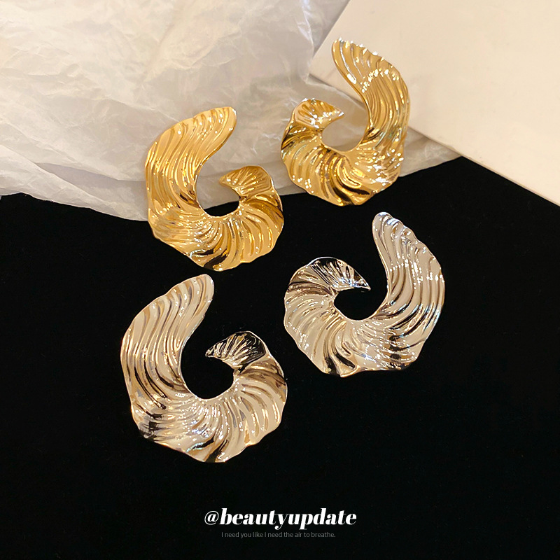 Pendientes de patrón geométrico irregular de aguja de plata Pendientes de temperamento de sentido de diseño único femenino Pendientes de sentido de alta gama europeos y estadounidenses explosivos