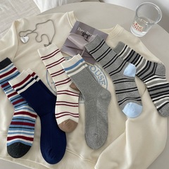グレーの靴下の女性のストッキングinsの双針はボールの綿に抵抗して汗を吸います。