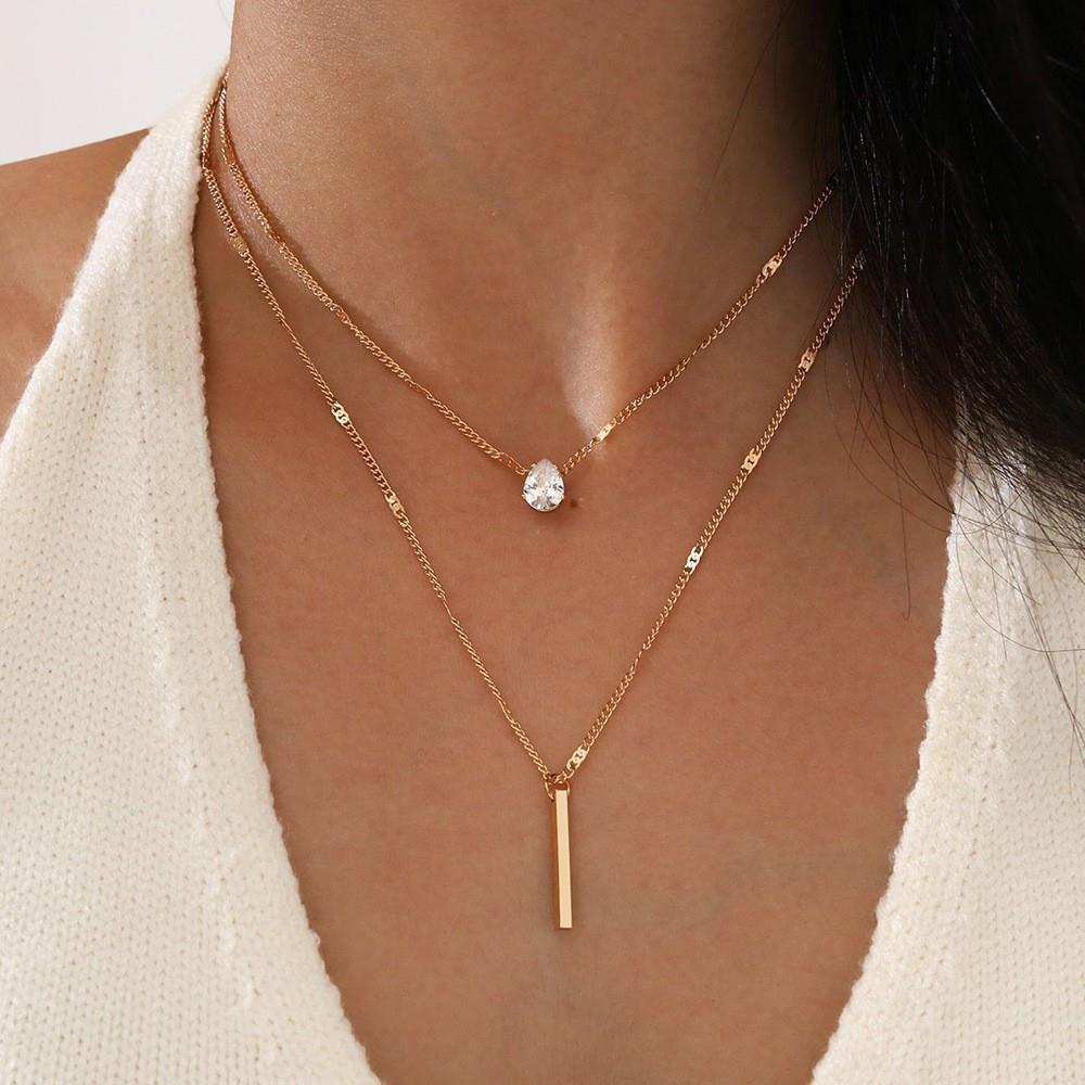 Notre collier minimaliste à plusieurs rangs allie chaînes délicates et luxe discret. Portez-le comme un petit rappel de votre beauté et de votre confiance sereine._voghion.com