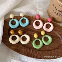 ドーパミン4色イヤリング、夏の必需品、コントラストカラーのシンプルイヤリング、万能で甘い、人気のEコマースイヤリング