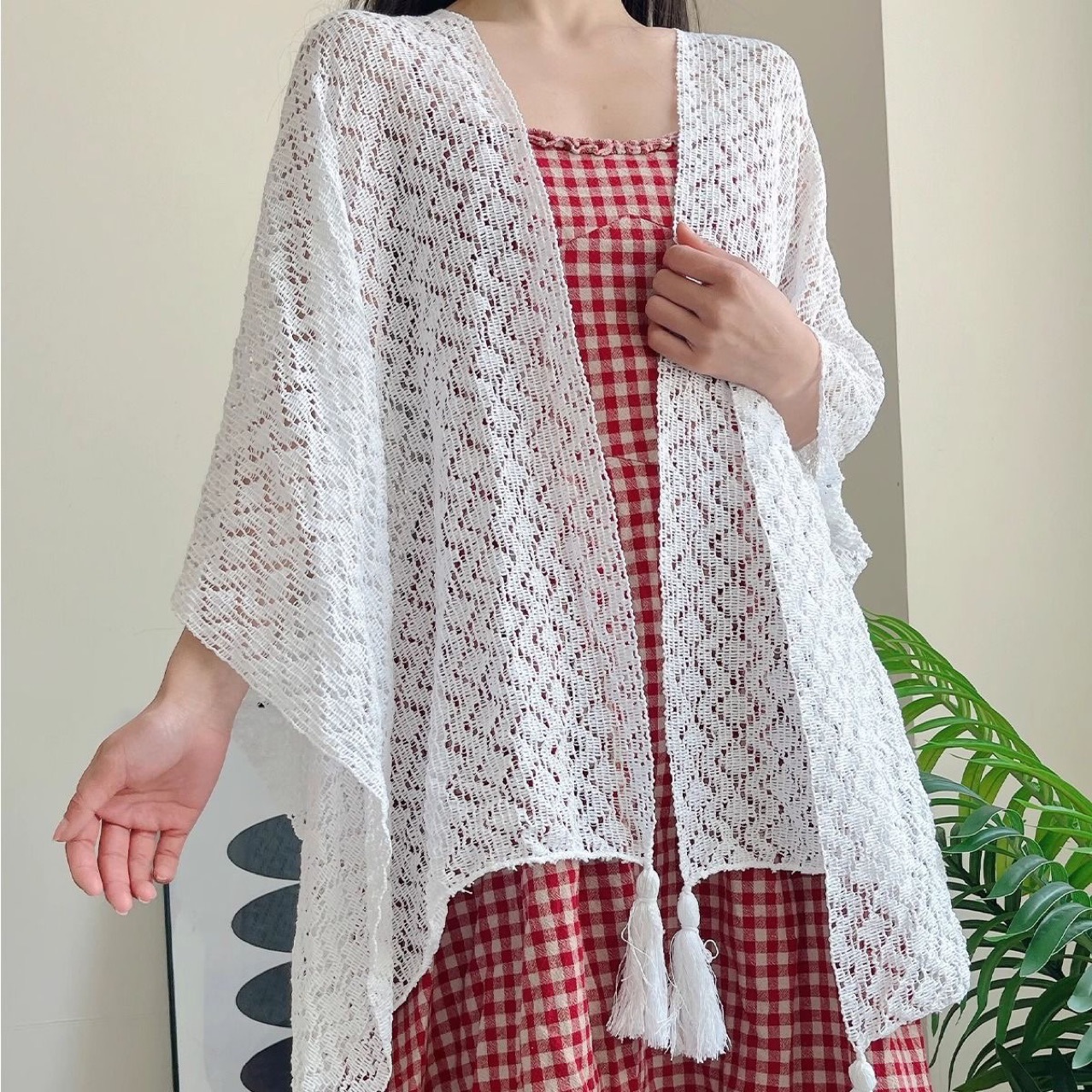 Hollow diamond-shaped shawl [white]