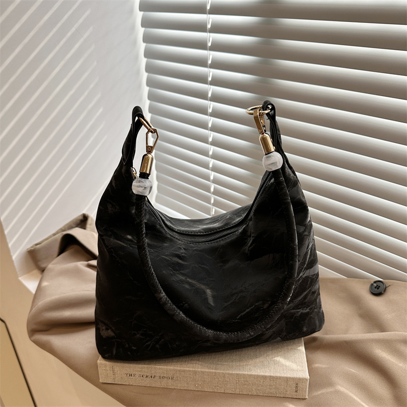 2024 nueva bolsa de mujer de estilo extranjero, gran capacidad de ocio, este año, bolsas populares de hombro y brazo.