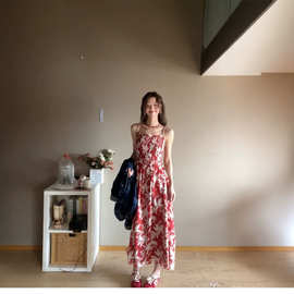 法式红色碎花吊带连衣裙子女夏季2026新款巨好看绝美漂亮海边长裙