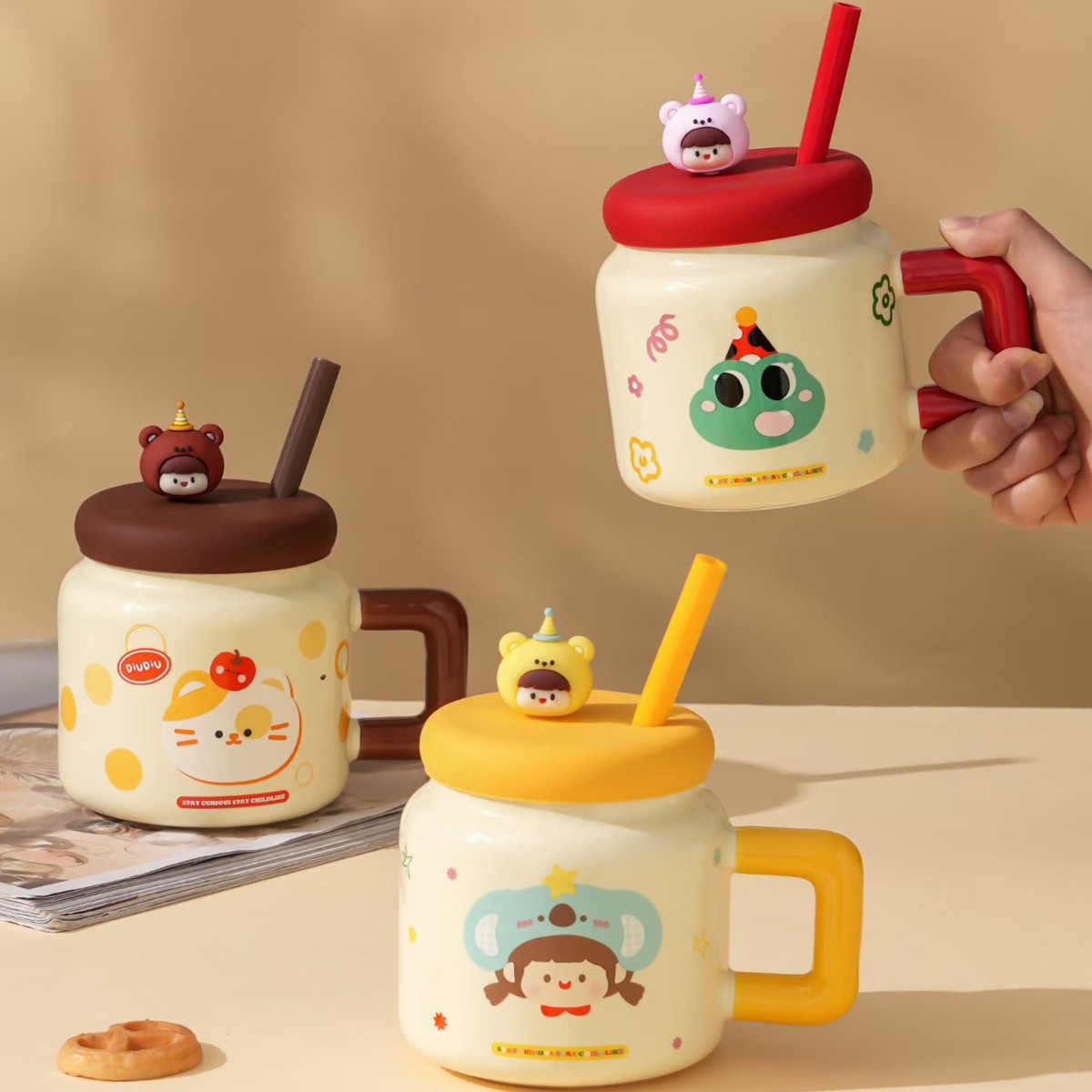 Creativa caricatura chica de paja de cerámica taza de agua acompañante mano regalo alto valor facial taza de marca con tapa encantadora taza de café transfronteriza