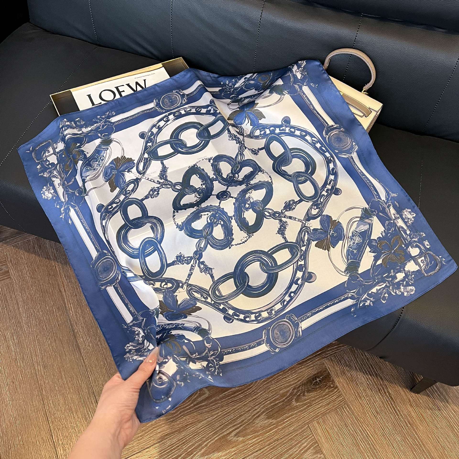 Transfronterizos nuevos bufandas de seda azul de alto nivel de seda cuadrada de simulación bufandas de moda de decoración de moda de combinación bolsa correa de pelo bufandas profesionales
