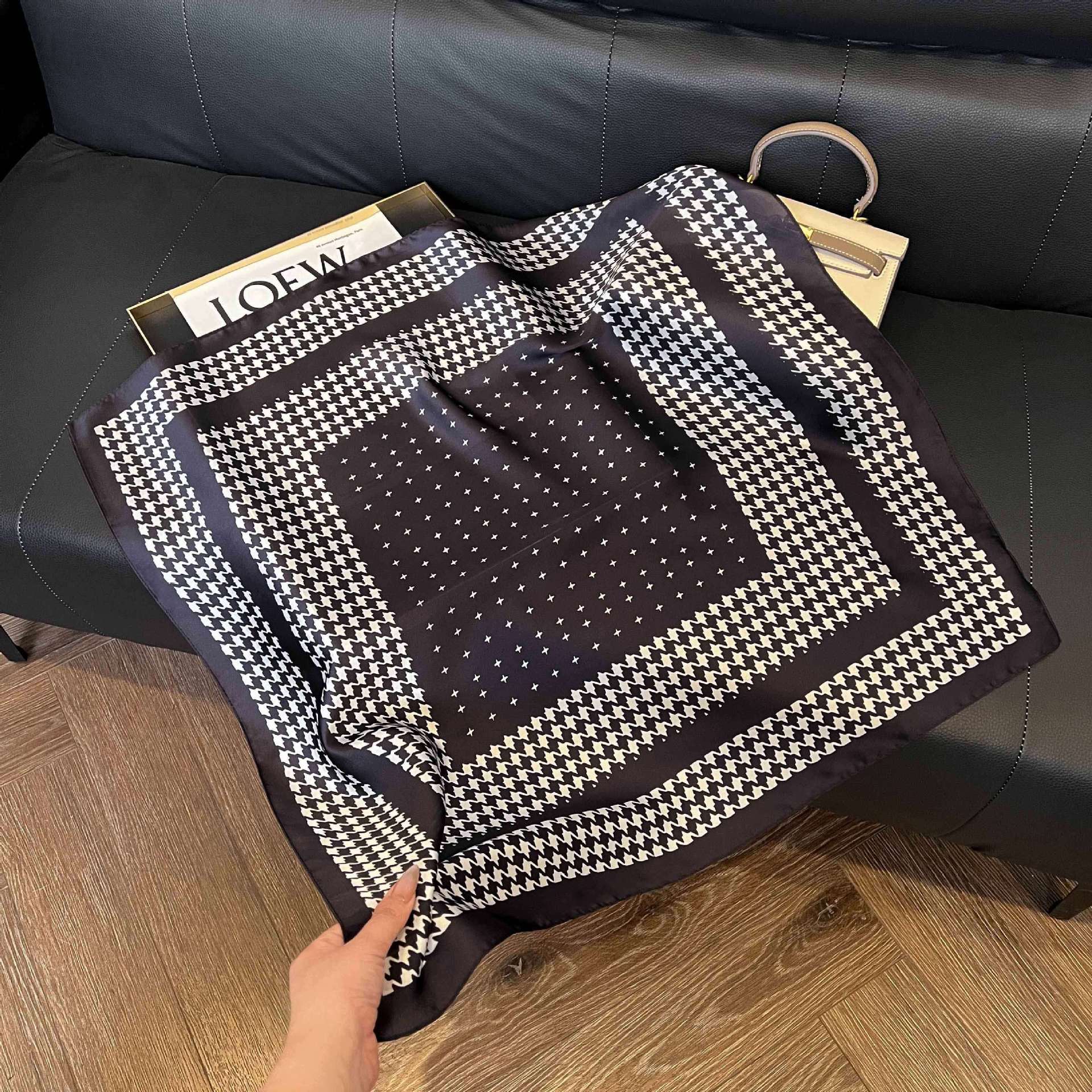 Transfronterizos nuevos bufandas de seda azul de alto nivel de seda cuadrada de simulación bufandas de moda de decoración de moda de combinación bolsa correa de pelo bufandas profesionales