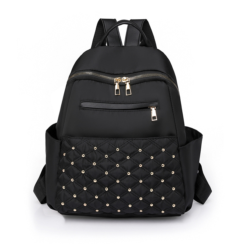 2023 nueva mochila de nailon para mujer coreana, remache de diamantes de moda, mochila de viaje de cercanías de gran capacidad al por mayor