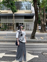 白い子猫のプリントの斜めの肩の半袖のtシャツの女性の夏の韓国版はゆったりしていて甘くて怠惰な風の小さい大衆は上着を合わせます。