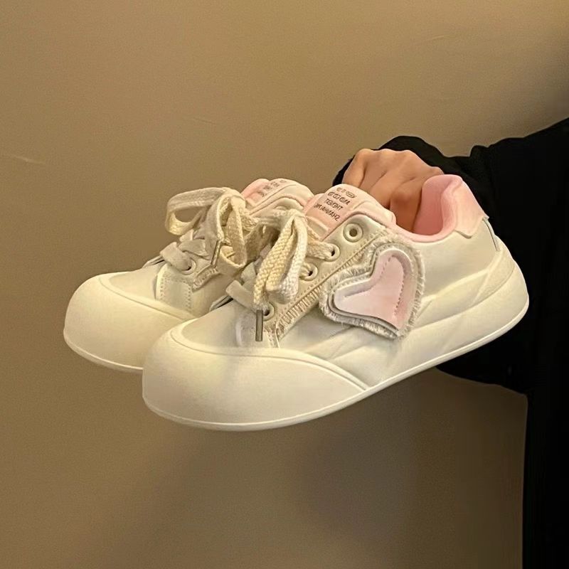 Red celebridad con el amor zapatos de skate para mujeres verano 2024 nuevos zapatos blancos con suela gruesa adorables zapatos de pan grande