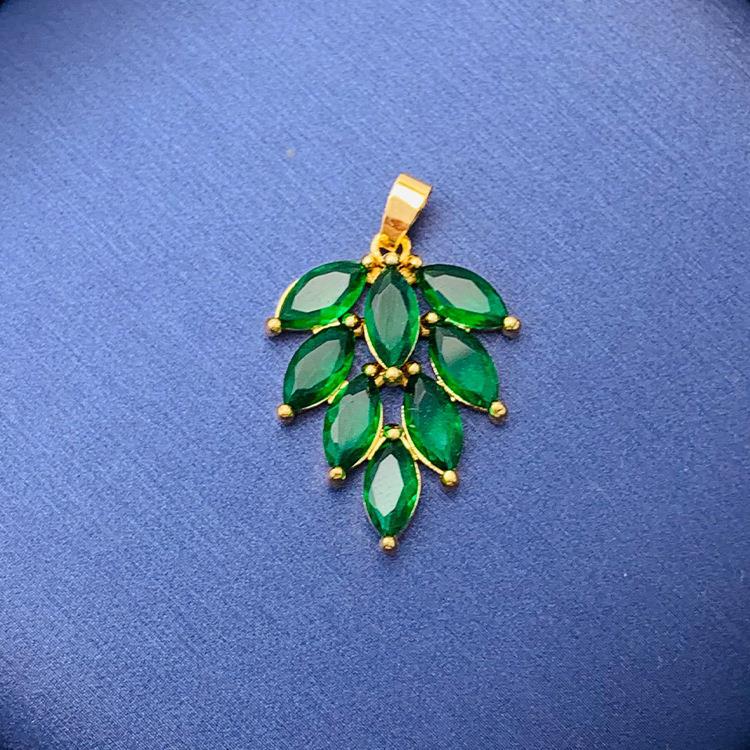 Tiktok Venta caliente colgante al por mayor auto-seleccionado 100 cobre colgante único con fuente de cadena de fábrica al por mayor sin cadena